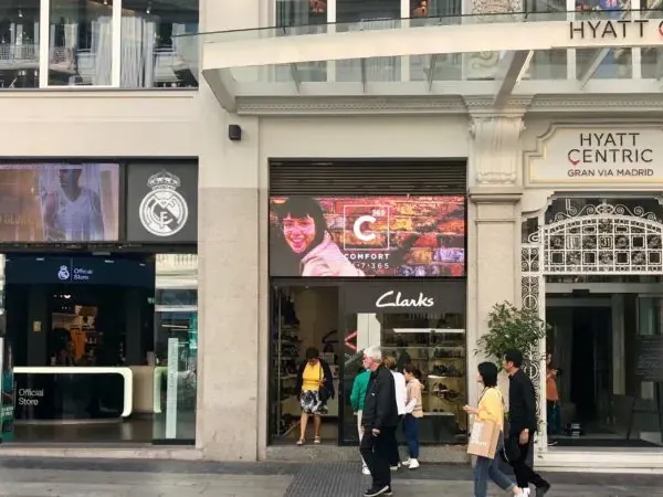 Rótulo electrónico P4 exterior para zapatería en la Gran Vía de Madrid