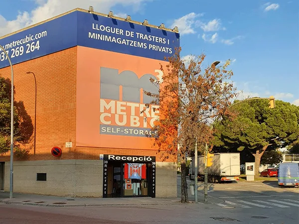 Pantalla led en escaparate de negocio self storage en Sabadell Barcelona