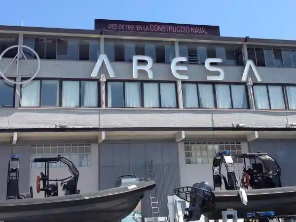 Pantalla de led exterior P20 en azotea de edificio en Arenys de Mar, Barcelona