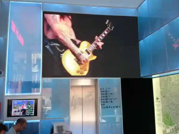 Pantalla de led de interior modelo P10 instalada en Hotel en Barcelona