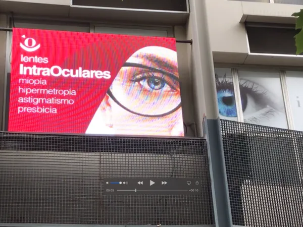 Pantalla Led Exterior P6 en fachada. Clínica Hoyos en Sabadell Barcelona
