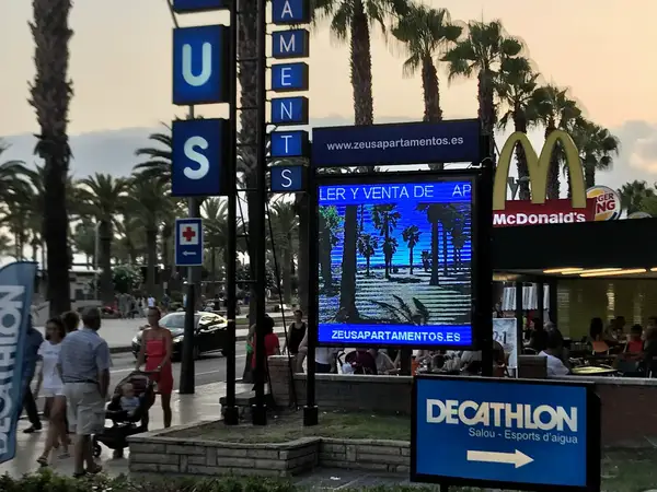 Pantalla LED 6 SMDe exterior Paseo Salou Inmobiliaria