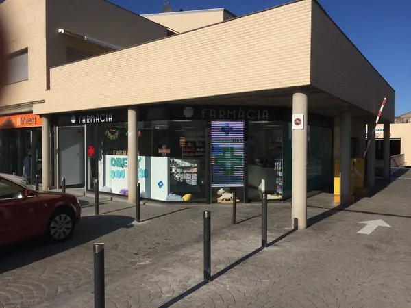 Pantalla LED P10 exterior y Cruz para Farmacia de Blanes
