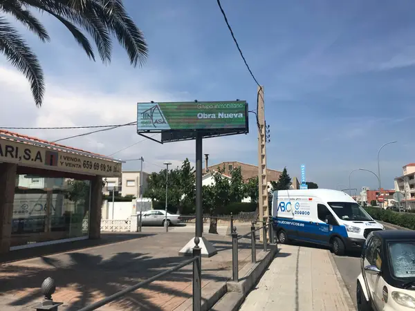Pantalla LED P10 exterior Inmobiliaria Tincasa Miami Platja