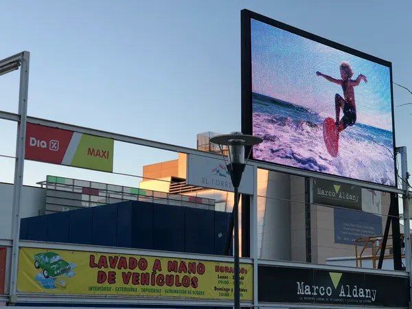 Pantalla LED P16 exterior Torreón Pozuelo Madrid