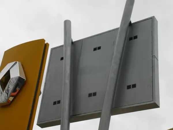 Pantalla de exterior P20 en concesionario vehículos en Vitoria, País Vasco, Euskadi