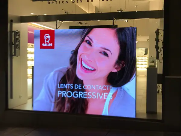 Pantalla LED P4 exterior Optica Salas Mataró
