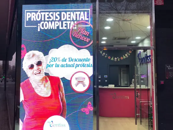 Pantalla led en escaparate de clínica dental de Barcelona