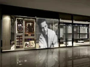 cortina led transparente en escaparate tienda negocio retail moda