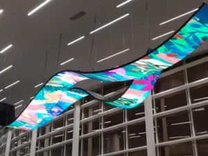 ejemplo de una pantalla de led en estructura flexible colgada del techo