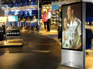 imagen de mupi de interior en centro comercial para blog de noticias