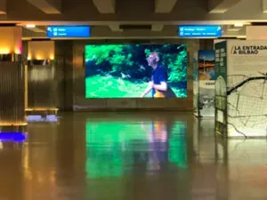imagen de pantalla de led instalada en bilbao en la estación de metro y ferrocarril central