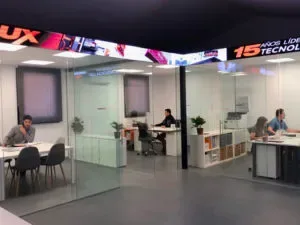 pantalla led de interior en ofiina a modo de rótulo