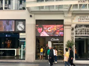 pantalla de led exterior en rótulo de negocio retail de zapatos en gran via de Madrid