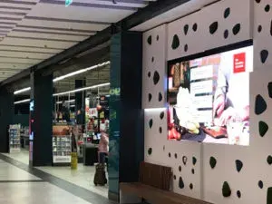 pantalla led interior en supermercado eroski de málaga