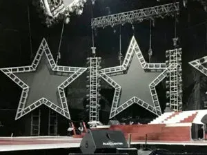 pantallas especiales de led con forma de estrella en escenario