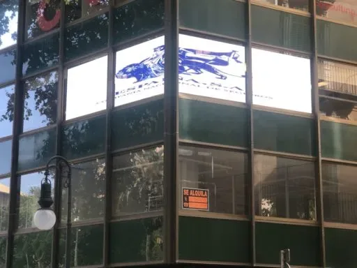 Cortina de led transparente instalada en ventanal de oficinas en Palma de Mallorca