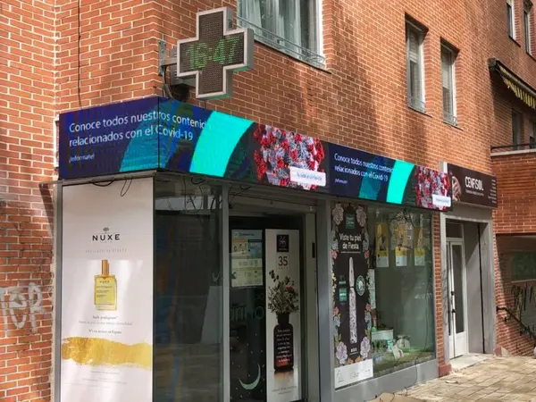 Pantalla de led y rótulo electrónico de led en farmacia de Valladolid