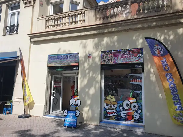 Pantalla LED en Barcelona en tienda de petardos