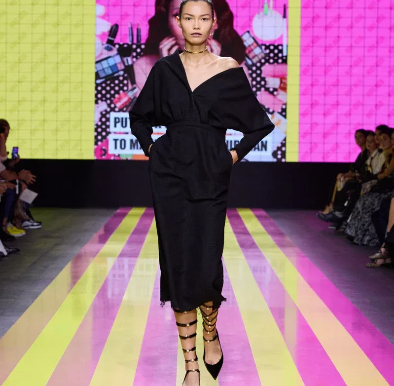 Pantalla con modelo DIOR