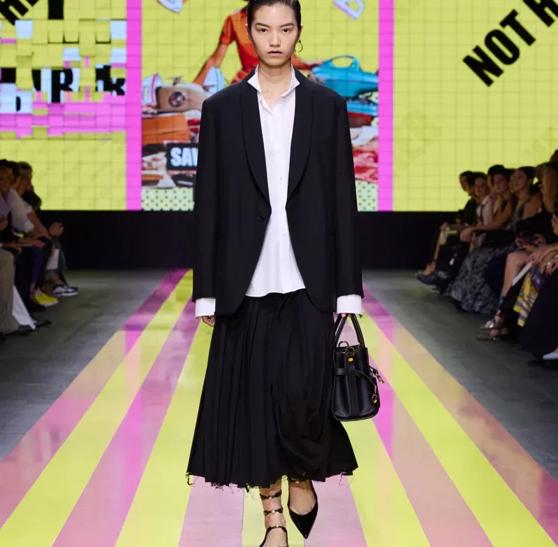 Pantalla con modelo DIOR