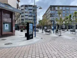 Mupi Led instalada en medio de una plaza de santoña en fin de promocionar los actos del ayuntamiento