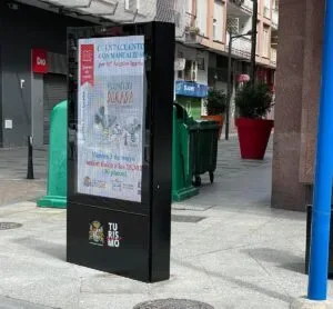 Mupi Led instalada en medio de una plaza de santoña en fin de promocionar los actos del ayuntamiento