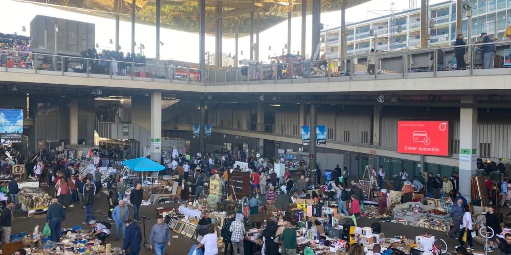 Foto paronámica del mercado de las antigüedades con una pantalla LED