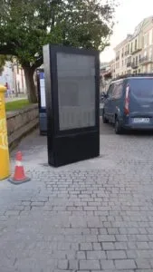 Mupi LED negro con pantalla LED para ayuntamiento