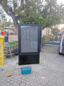 Instalación Mupi LED negro con pantalla LEd para la calle