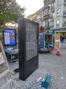 Mupi LED negro con pantalla LED instalada en la calle