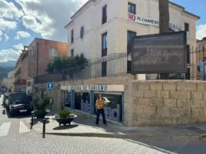 Pantalla LED encima del muro de la oficina de moratalla