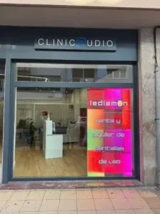 pantalla LED promocional de clinica en escaparate